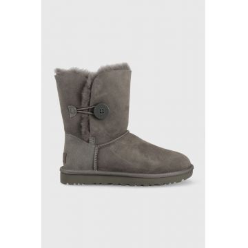 UGG cizme de zapada din piele intoarsa Bailey Button culoarea gri