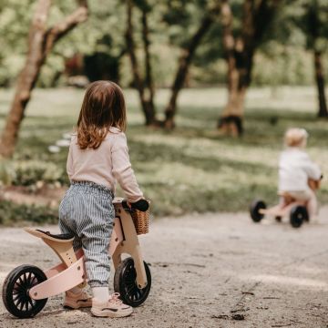 Tricicleta roz fara pedale transformabila Tiny Tot Plus 18 luni+ Kinderfeets