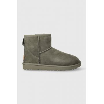 UGG cizme de zăpadă din piele întoarsă Classic Mini II culoarea verde, 1016222