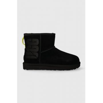 UGG cizme de zapada din piele intoarsa Classic Mini Ugg Side Logo culoarea negru, 1144057