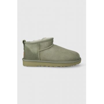 UGG cizme de zăpadă din piele întoarsă Classic Ultra Mini culoarea verde, 1116109