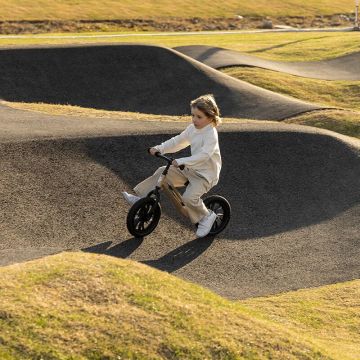 Bicicleta copii fara pedale Balance bike Qplay Racer Platinum de la 3 ani pana la 30 kg, cadru usor de magneziu, reglabil, sa comoda, acoperita cu piele ecologica, roti de cauciuc gonflabil