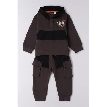 Trening cu pantaloni cargo si gluga - Maro cognac/Negru