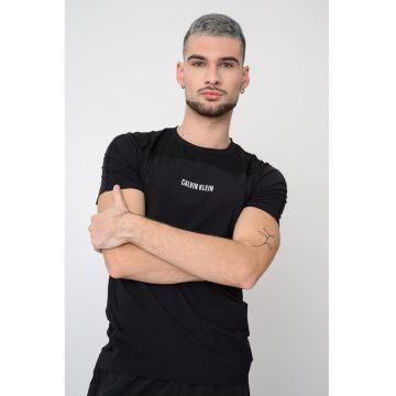 Tricou cu decolteu la baza gatului pentru fitness - Negru