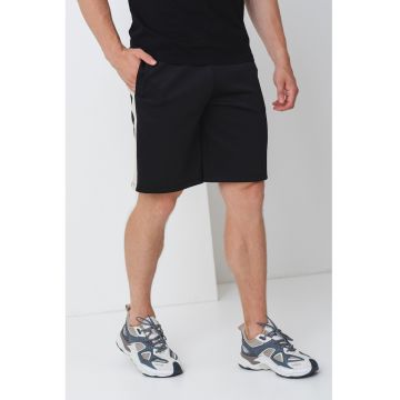 Pantaloni scurti cu buzunare laterale