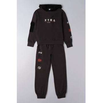 Trening cu imprimeu text si buzunar pe maneca - Negru stins