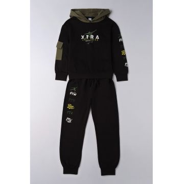 Trening cu imprimeu text si buzunar pe maneca - Negru