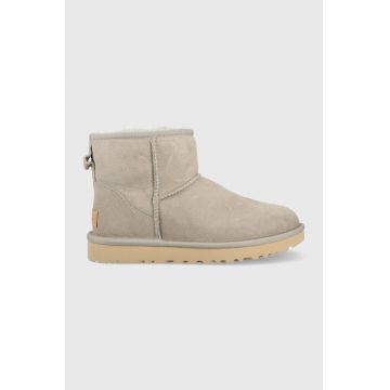 UGG cizme de zapada din piele intoarsa W Classic Mini Ii culoarea gri