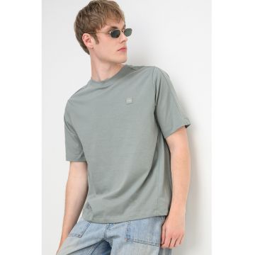 Tricou cu decolteu la baza gatului si aplicatie logo discret - Gri cenusiu