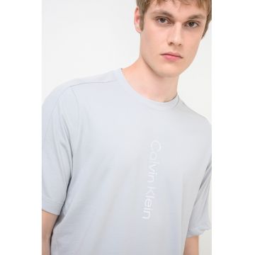 Tricou cu decolteu la baza gatului si imprimeu logo - Gri deschis